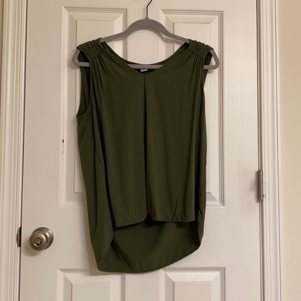 Old Navy Olive Green V-neck Versatile Tank Top with Hi Lo Hem Rayon Size Large